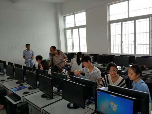 说明: F:\2016年图片库\2016-6-20-24招生宣传精选图片\贞丰三中,深入拟填报志愿现场,发放招生简章.jpg